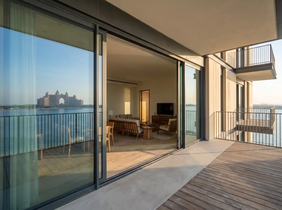 Квартира на Palm Jumeirah, панорамные раздвижные двери открыты на балкон